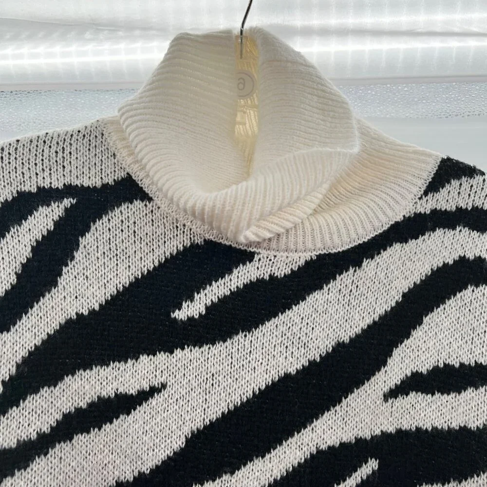 Yummy Women's Zebra Print Knit Turtleneck Sweater Black/Ivory Size Large